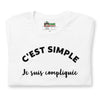 T-shirt unisexe C'est Simple Je Suis Compliquée (Lettrage noir)