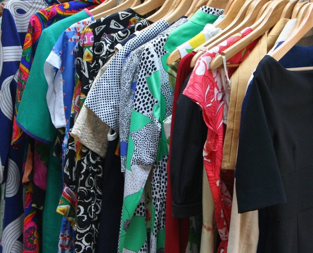 Vêtements couleurs pastels avec des motifs floraux, géométriques ou à rayures