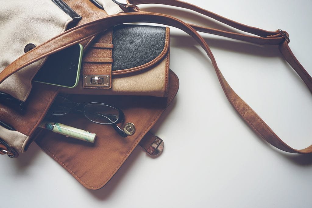 Accessoires colorés que ce soit des sacs, des bijoux, des chaussures ou des foulards, les accessoires colorés peuvent donner vie à une tenue