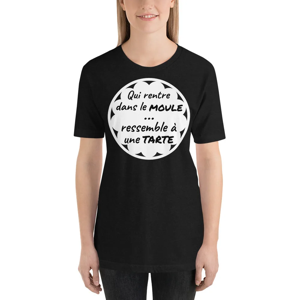 T-shirt unisexe Qui Rentre Dans le Moule (Lettrage foncé) – Image 2