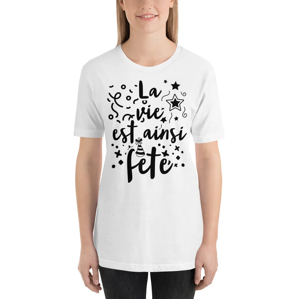 T-shirt unisexe La vie est ainsi Fête (Lettrage foncé) – Image 2