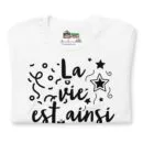 T-shirt unisexe La vie est ainsi Fête (Lettrage foncé)